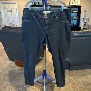 Torrid Jegging blue 3 button zip denim Jeans. Size 20 short